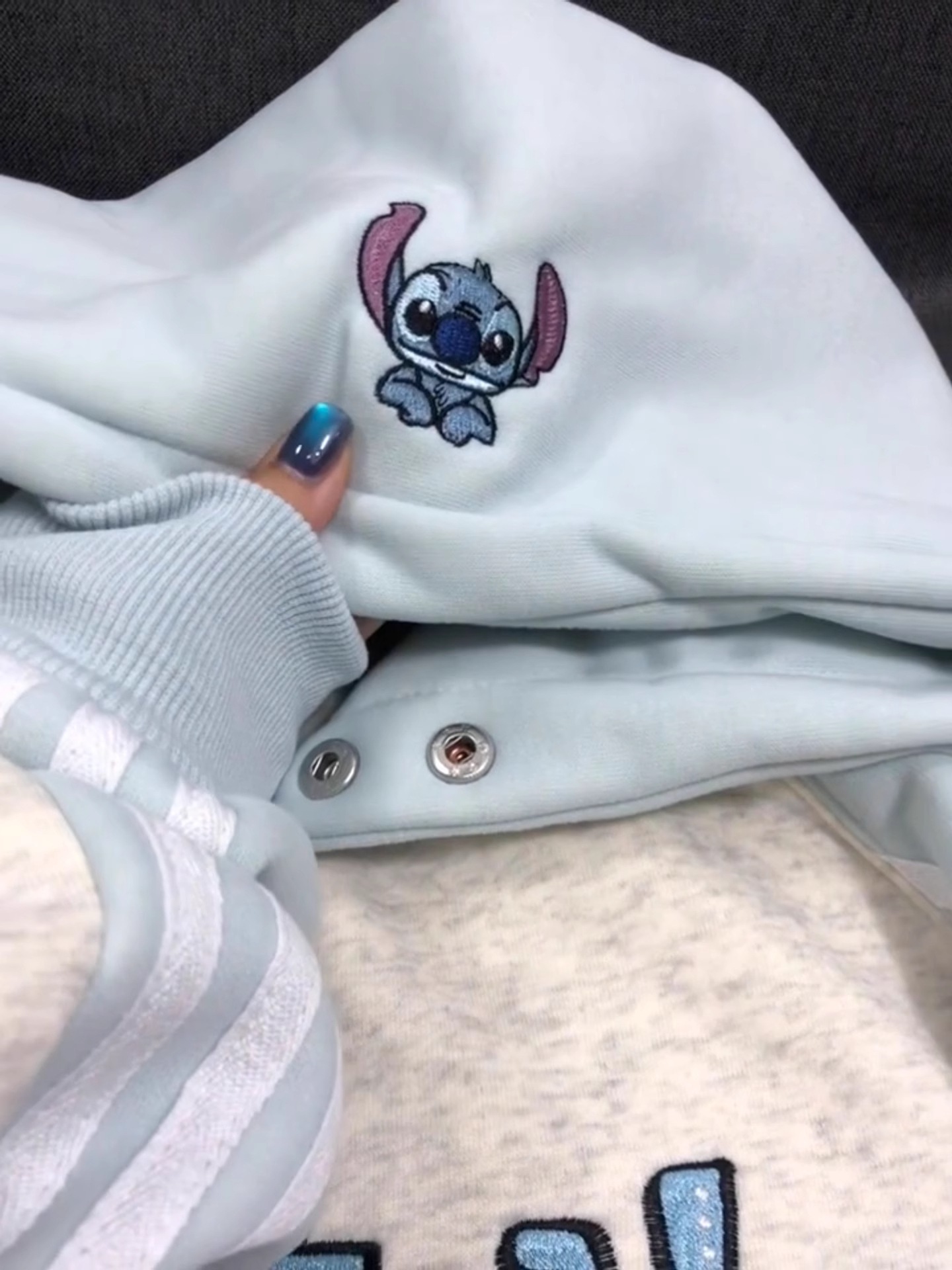 Pure cotton milk blue cute Stitch hooded sweatshirt for women in winter with plush and thick cartoon anti-aging top jacket Pure cotton milk blue cute Stitch hooded sweatshirt for women in winter with plush and thick cartoon anti-aging top jacket