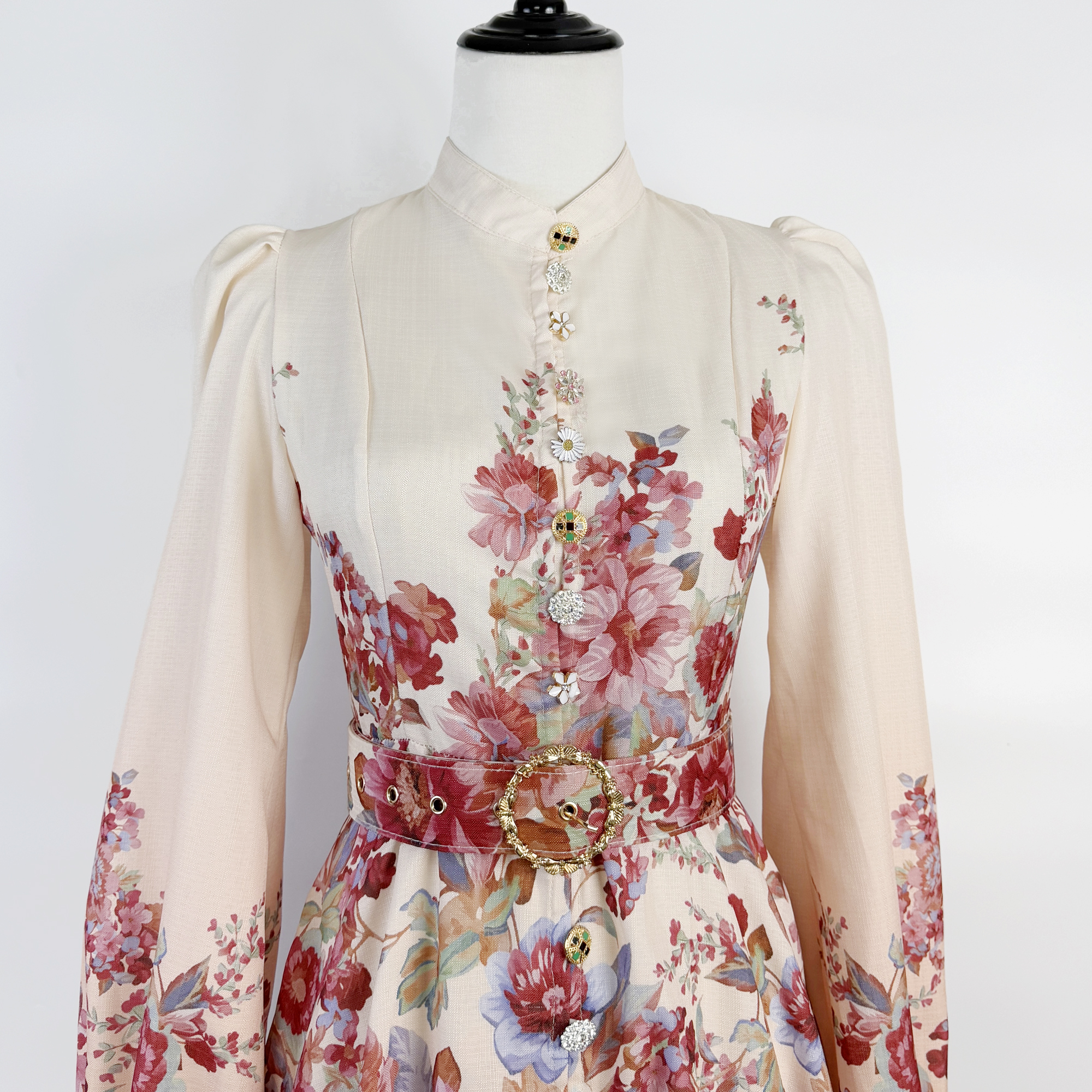 Real time shooting of Australian new spring and summer styles, positioned as retro printed single breasted lantern sleeves, stand up collar dress with long skirt Real time shooting of Australian new spring and summer styles, positioned as retro printed single breasted lantern sleeves, stand up collar dress with long skirt