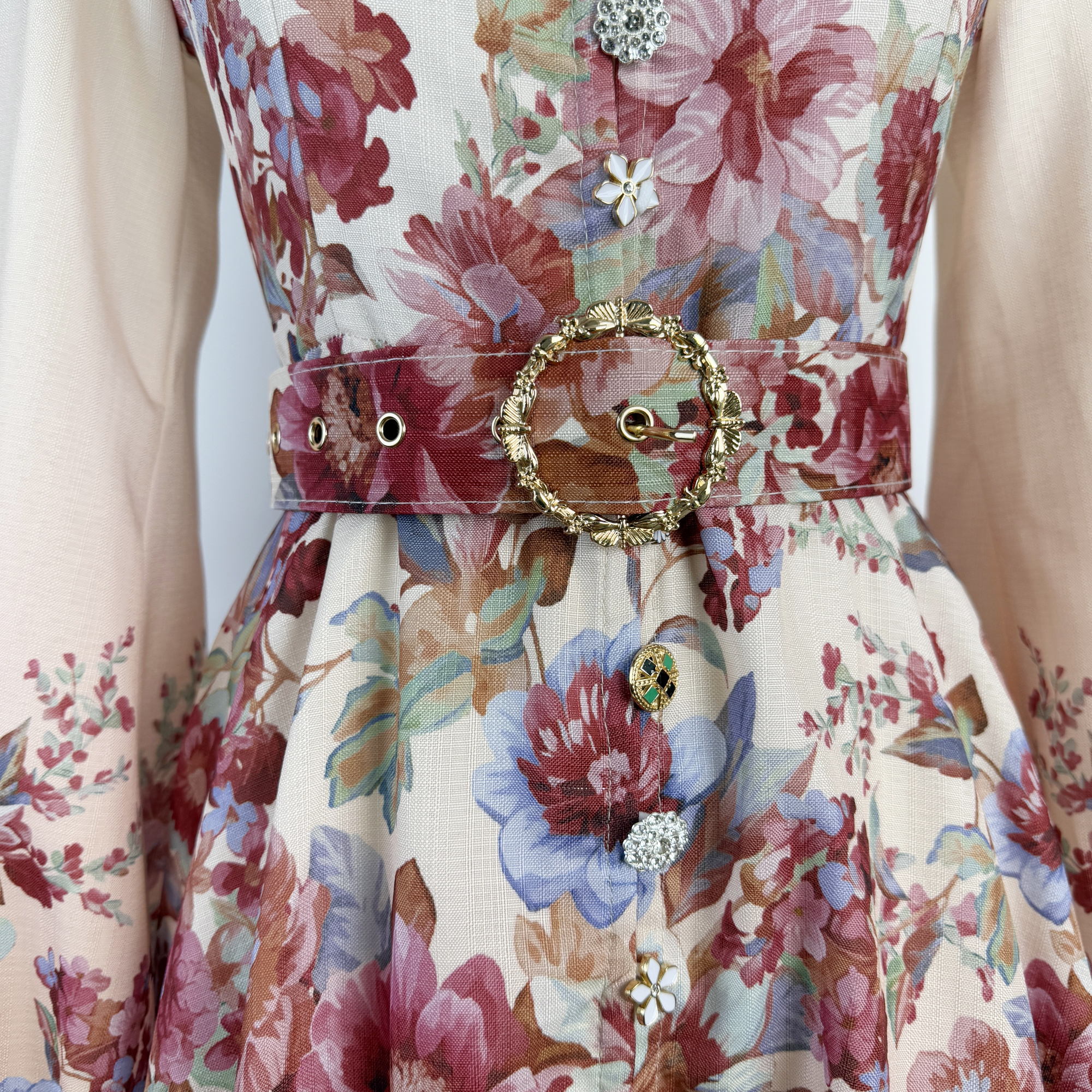 Real time shooting of Australian new spring and summer styles, positioned as retro printed single breasted lantern sleeves, stand up collar dress with long skirt Real time shooting of Australian new spring and summer styles, positioned as retro printed single breasted lantern sleeves, stand up collar dress with long skirt