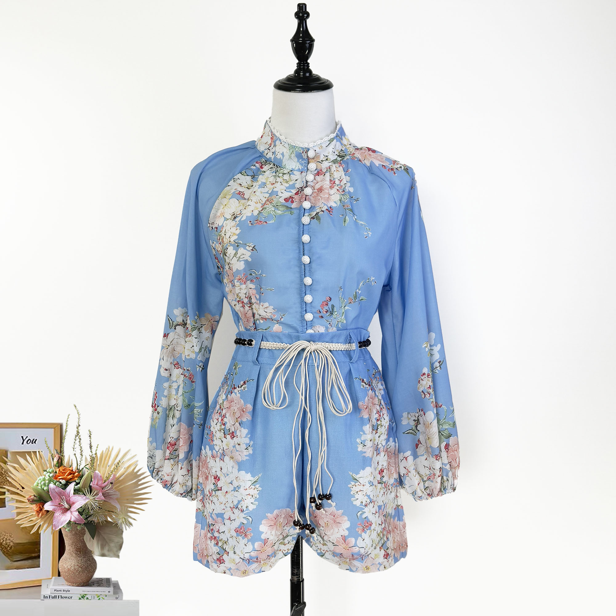 Realistic design blue positioning printed stand up collar patchwork lace shirt+wide leg shorts two-piece set+waist belt