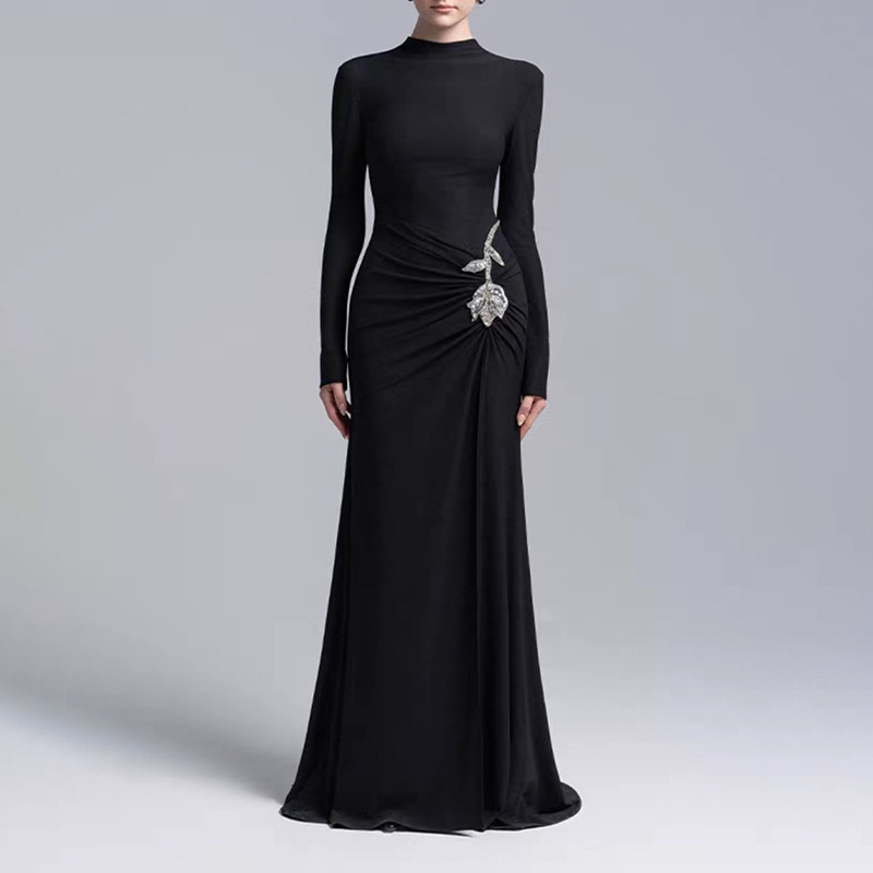 European and American light mature style high-end dress 2025 new round neck slim fit and slimming pleated design with a diamond hot stamping long skirt