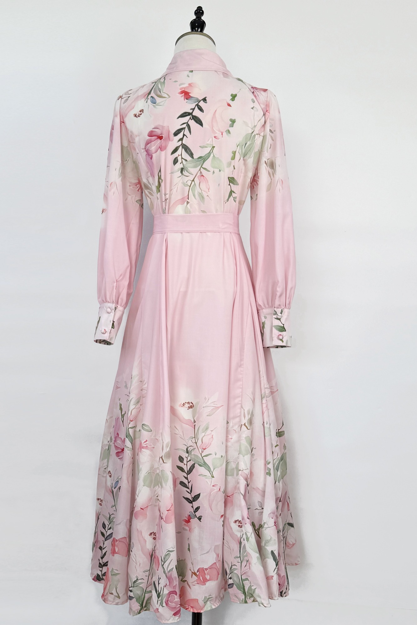 Real time shooting of elegant women's clothing for early autumn, 2025 American style loose retro printed lapel tie waist length dress Real time shooting of elegant women's clothing for early autumn, 2025 American style loose retro printed lapel tie waist length dress