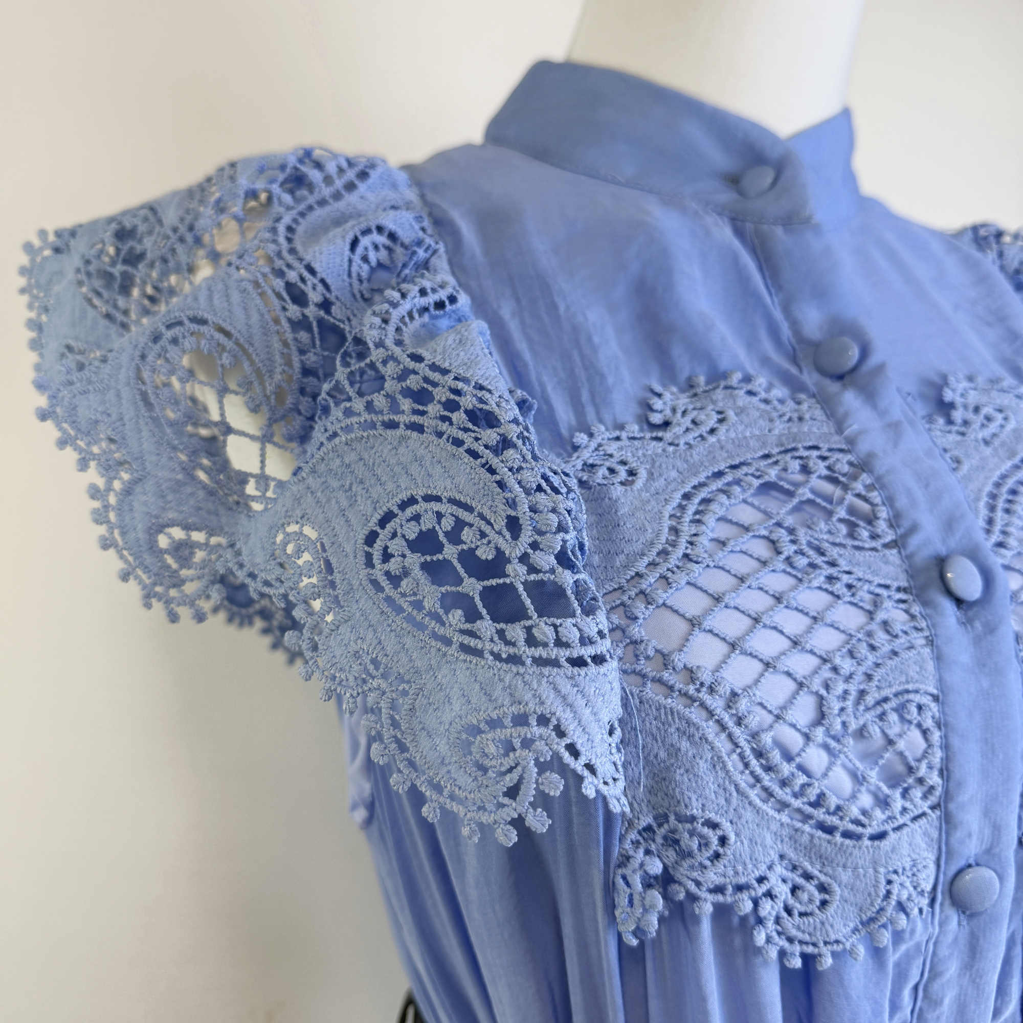 Real shot of European and American fashion heavy industry embroidery lace lace stitching flying sleeves mid length dress+belt Real shot of European and American fashion heavy industry embroidery lace lace stitching flying sleeves mid length dress+belt