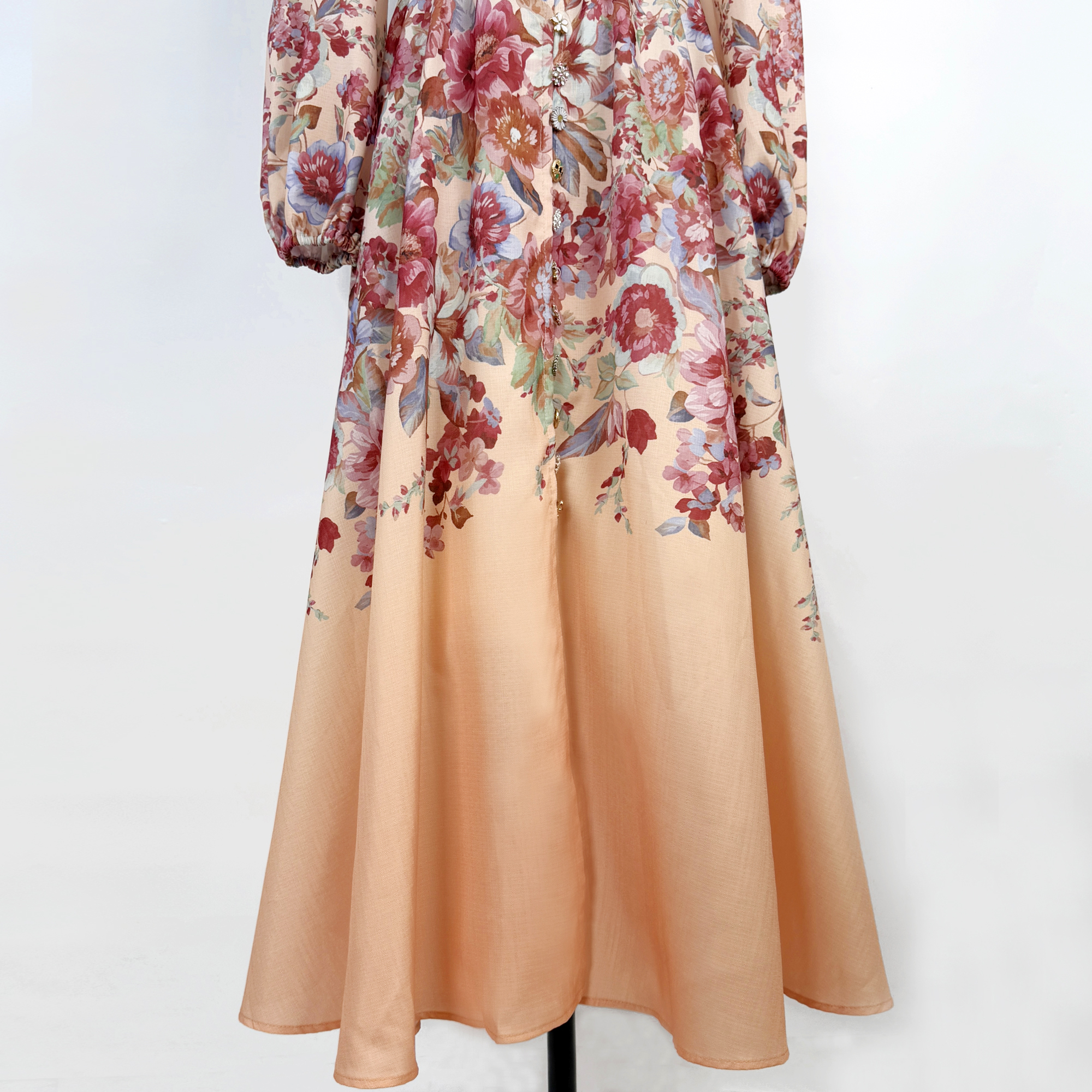 Real time shooting of Australian new spring and summer styles, positioned as retro printed single breasted lantern sleeves, stand up collar dress with long skirt Real time shooting of Australian new spring and summer styles, positioned as retro printed single breasted lantern sleeves, stand up collar dress with long skirt