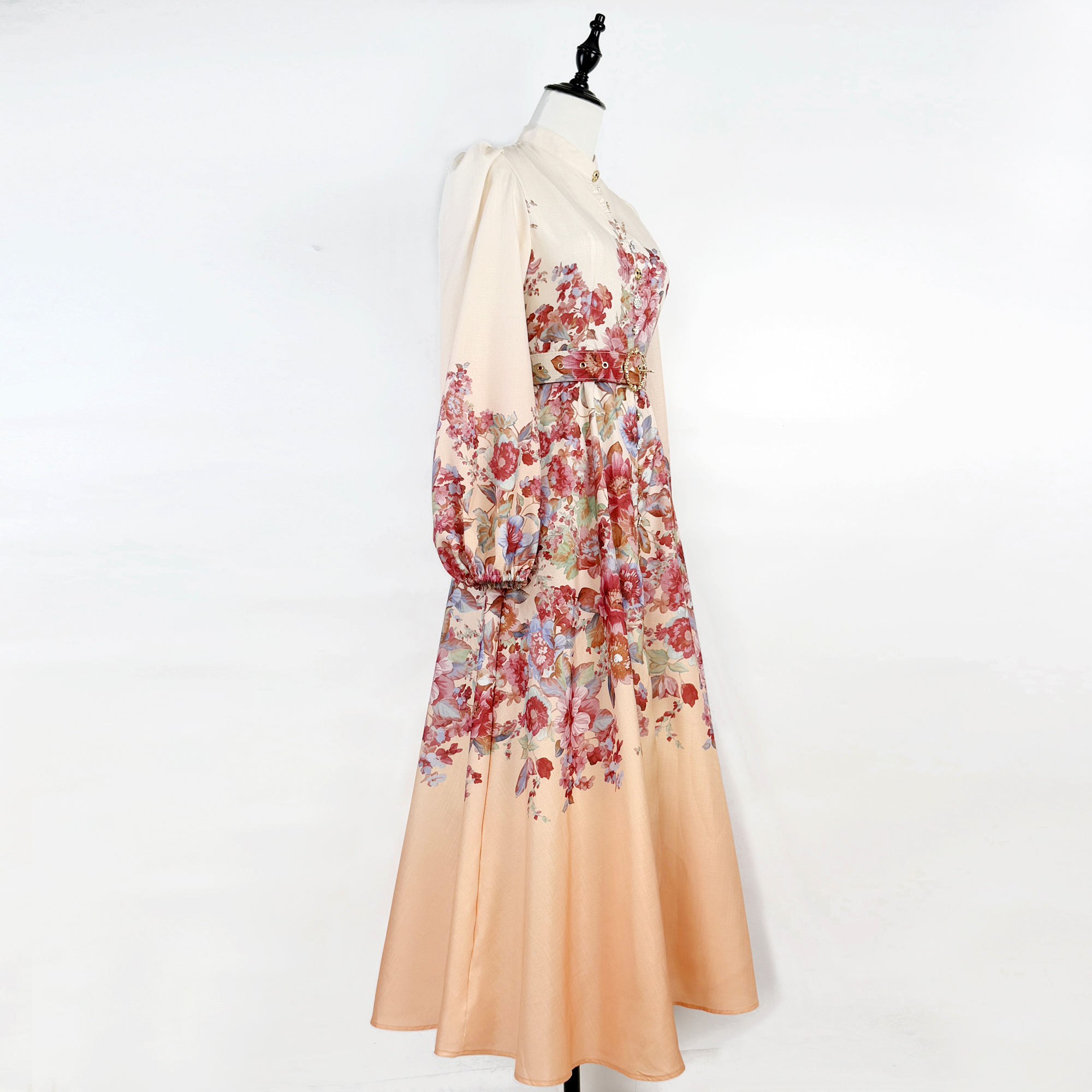 Real time shooting of Australian new spring and summer styles, positioned as retro printed single breasted lantern sleeves, stand up collar dress with long skirt Real time shooting of Australian new spring and summer styles, positioned as retro printed single breasted lantern sleeves, stand up collar dress with long skirt