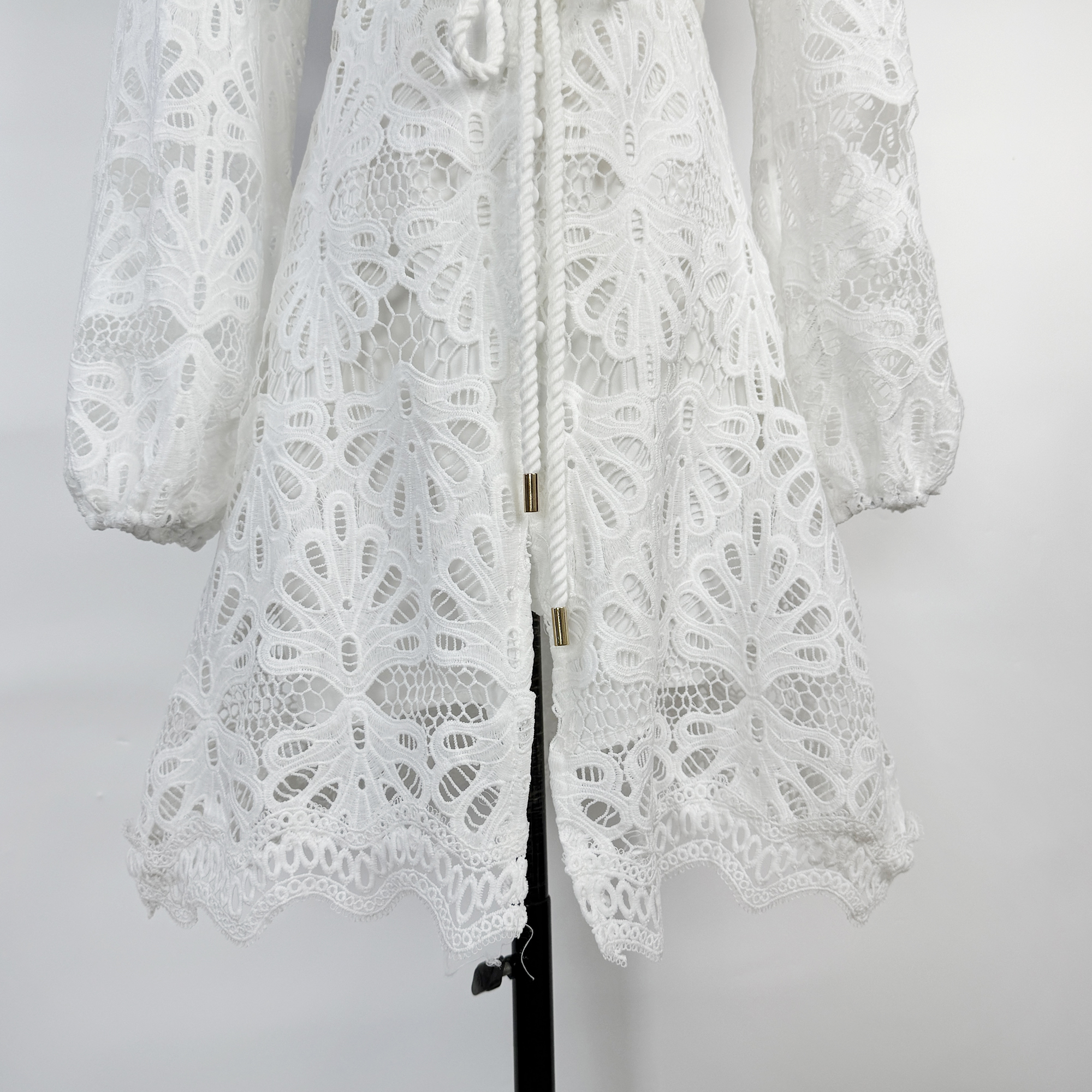 Realistic shooting of European and American style women's clothing 2026 early spring new long sleeved waist cinched dress with lace hook and flower single breasted slim fit Realistic shooting of European and American style women's clothing 2026 early spring new long sleeved waist cinched dress with lace hook and flower single breasted slim fit