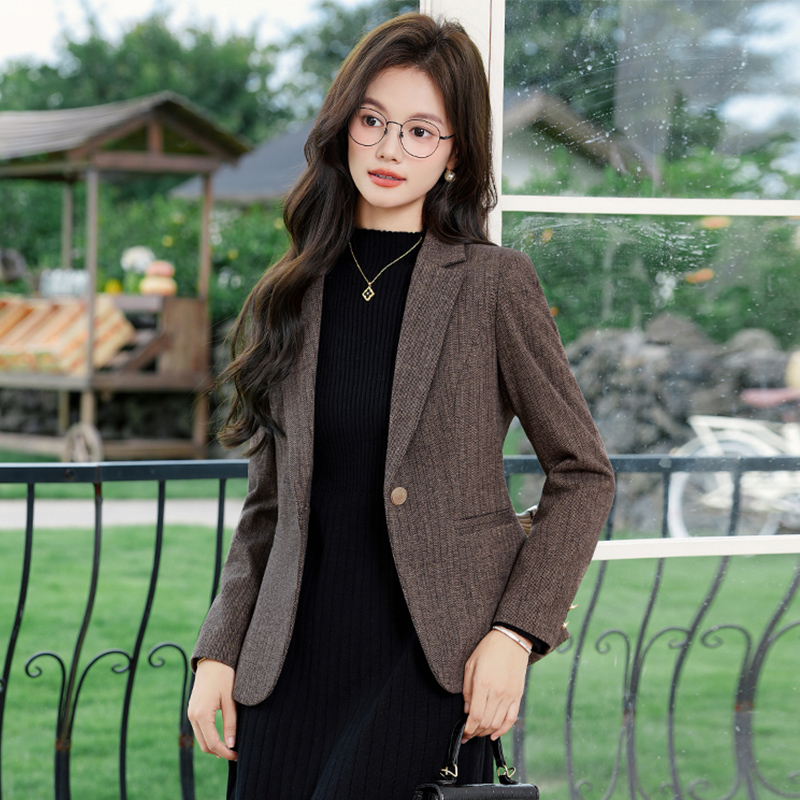 Small slim fit suit jacket for women in the autumn of 2025, simple and capable temperament, one button commuting suit Small slim fit suit jacket for women in the autumn of 2025, simple and capable temperament, one button commuting suit