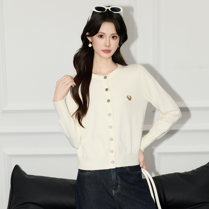 Casual and versatile gray knitted cardigan for women in early autumn 2025, new fashionable and stylish design, niche and versatile sweater Casual and versatile gray knitted cardigan for women in early autumn 2025, new fashionable and stylish design, niche and versatile sweater