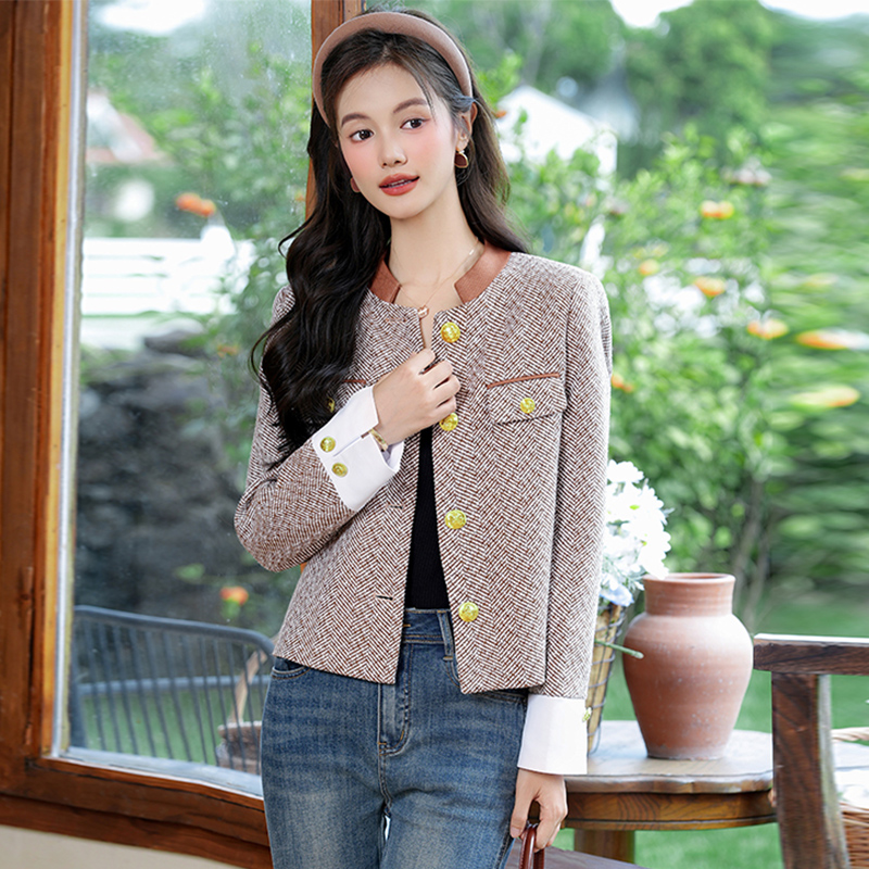 Ladies' temperament short jacket for women 2025 early autumn new style fashionable and simple temperament small fragrance commuting versatile top Ladies' temperament short jacket for women 2025 early autumn new style fashionable and simple temperament small fragrance commuting versatile top
