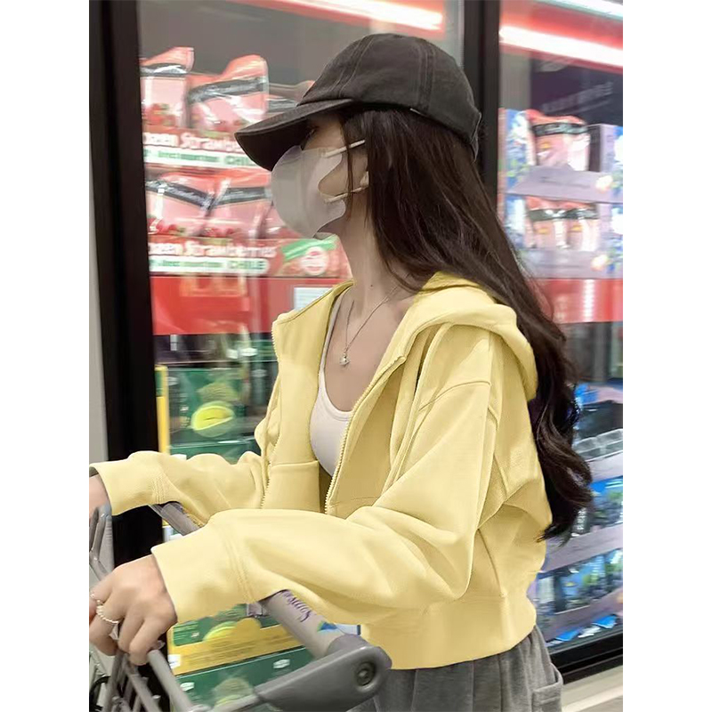 Short zipper hooded sweatshirt for women in early autumn 2025, new small and fashionable style, simple temperament, casual versatile jacket Short zipper hooded sweatshirt for women in early autumn 2025, new small and fashionable style, simple temperament, casual versatile jacket