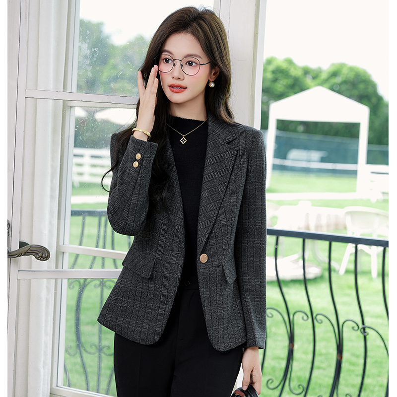Checkered suit jacket for women 2025 early autumn new style, simple and capable temperament, retro commuting professional long sleeved small suit Checkered suit jacket for women 2025 early autumn new style, simple and capable temperament, retro commuting professional long sleeved small suit