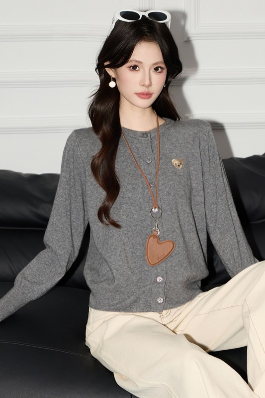 Casual and versatile gray knitted cardigan for women in early autumn 2025, new fashionable and stylish design, niche and versatile sweater Casual and versatile gray knitted cardigan for women in early autumn 2025, new fashionable and stylish design, niche and versatile sweater