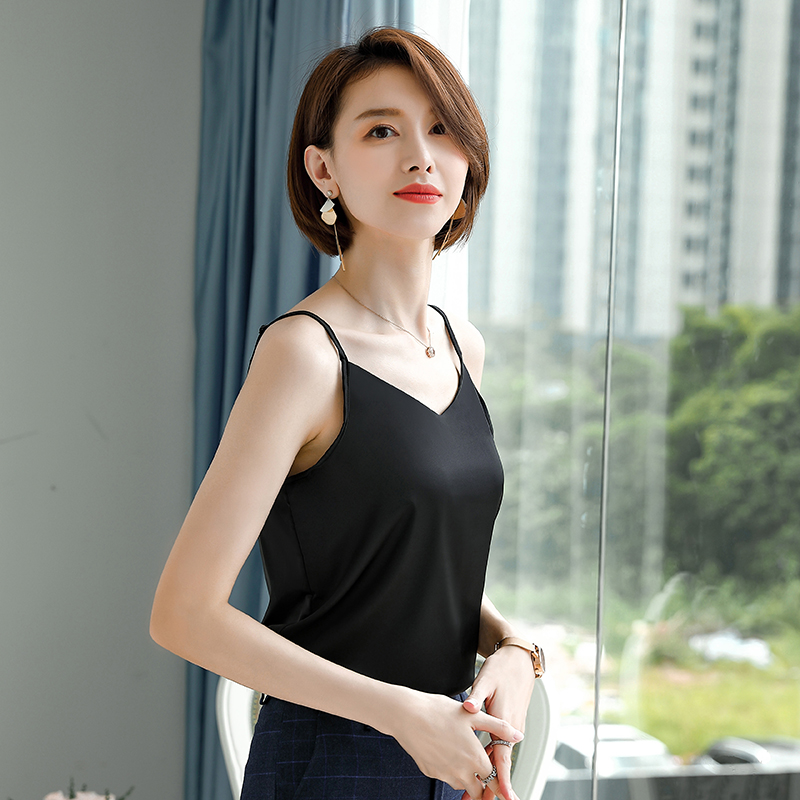Fashionable and minimalist interior bottom camisole for women 2025 autumn new design, niche temperament, versatile commuting vest Fashionable and minimalist interior bottom camisole for women 2025 autumn new design, niche temperament, versatile commuting vest