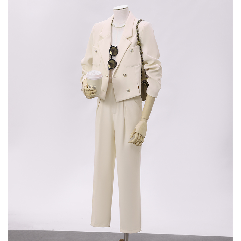 Minimalist temperament, petite suit for women, autumn 2025 design sense, niche commuting versatile short suit Minimalist temperament, petite suit for women, autumn 2025 design sense, niche commuting versatile short suit