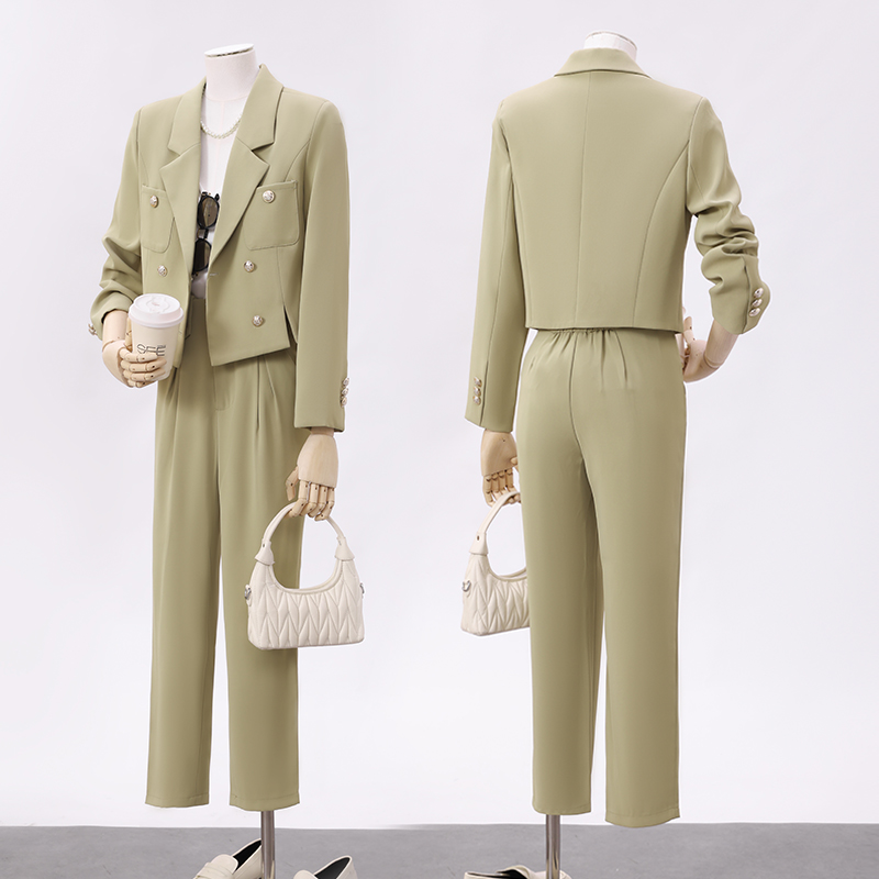 Minimalist temperament, petite suit for women, autumn 2025 design sense, niche commuting versatile short suit Minimalist temperament, petite suit for women, autumn 2025 design sense, niche commuting versatile short suit