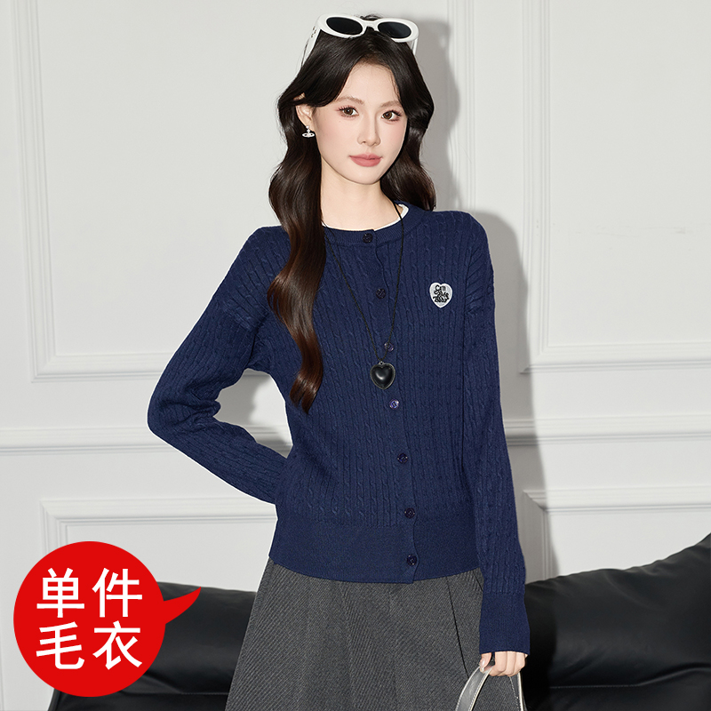 2025 temperament round neck knitted cardigan women's autumn decoration looks slim and tall, with a versatile sweater design sense 2025 temperament round neck knitted cardigan women's autumn decoration looks slim and tall, with a versatile sweater design sense