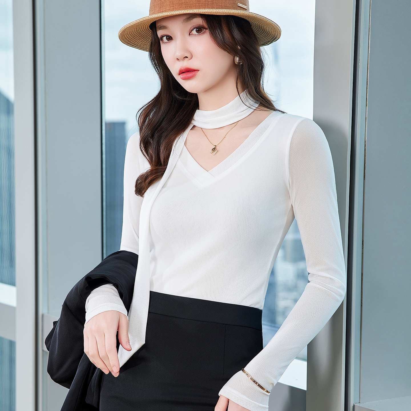 Slimming and slimming V-neck base shirt for women in the autumn of 2025, with a niche design and a goddess style interior top Slimming and slimming V-neck base shirt for women in the autumn of 2025, with a niche design and a goddess style interior top