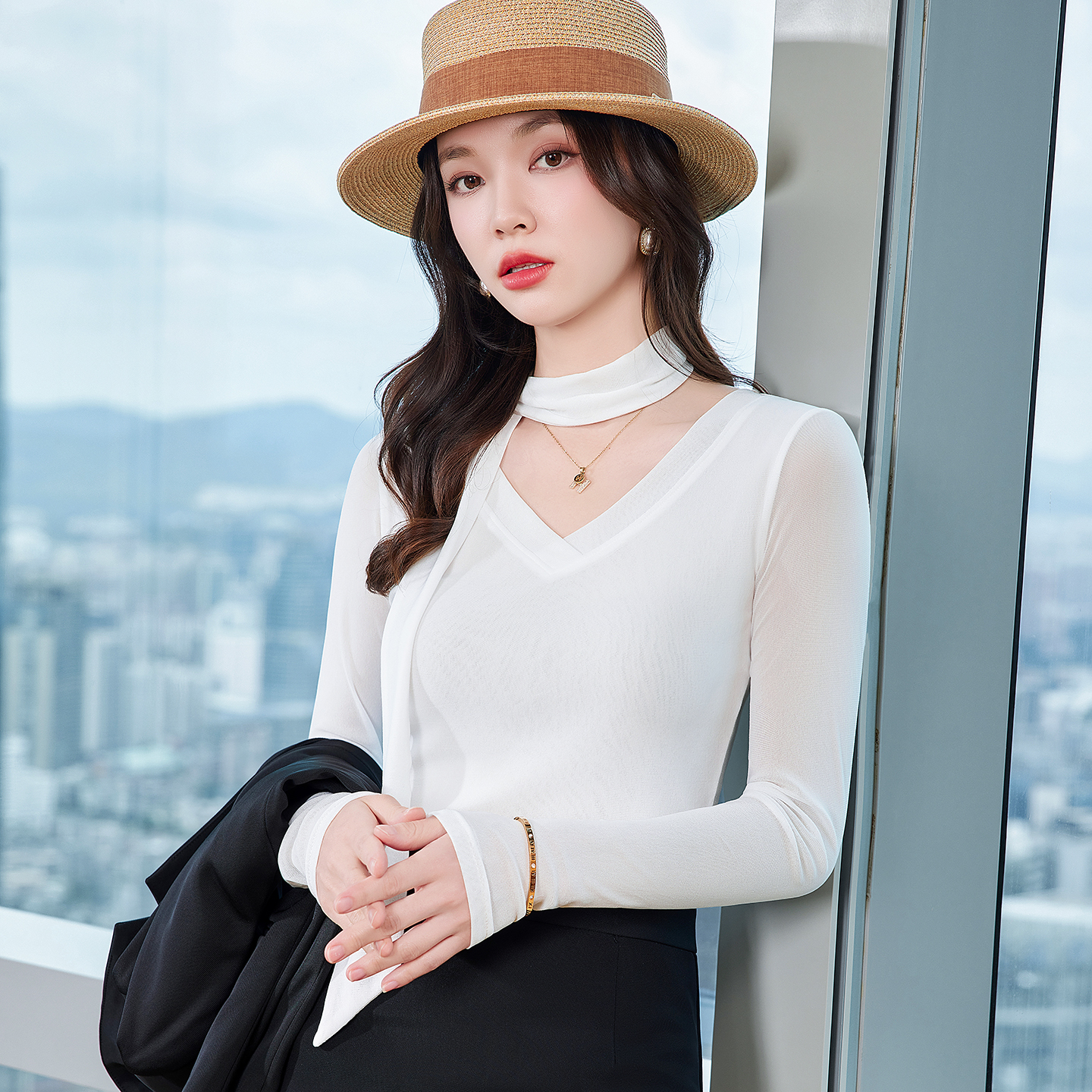 Slimming and slimming V-neck base shirt for women in the autumn of 2025, with a niche design and a goddess style interior top Slimming and slimming V-neck base shirt for women in the autumn of 2025, with a niche design and a goddess style interior top