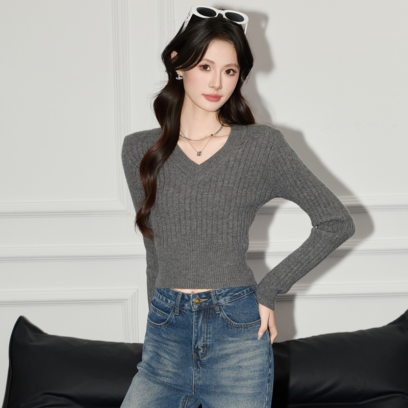 High waisted short sweater women's 2025 autumn outfit new slim fit and slimming temperament small casual versatile V-neck top High waisted short sweater women's 2025 autumn outfit new slim fit and slimming temperament small casual versatile V-neck top