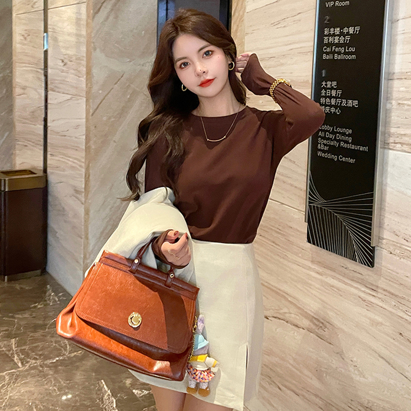 Short round neck T-shirt for women in autumn 2025, slim fit and slimming style, casual and versatile small base shirt Short round neck T-shirt for women in autumn 2025, slim fit and slimming style, casual and versatile small base shirt