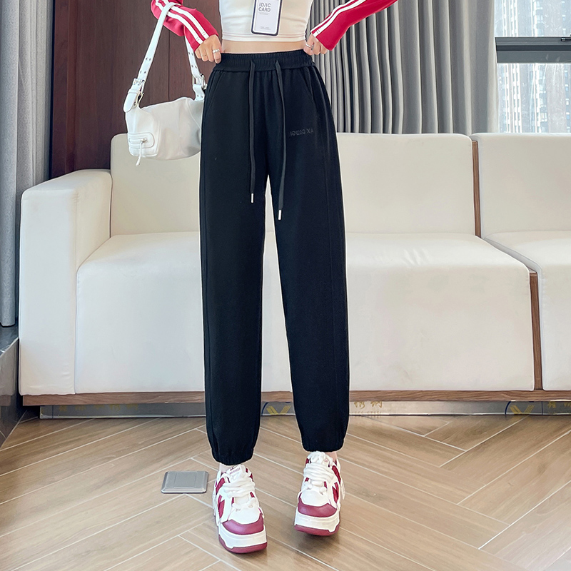 Small and loose fitting sports pants for women in autumn and winter 2025, new fashionable, simple, casual and versatile elastic pants