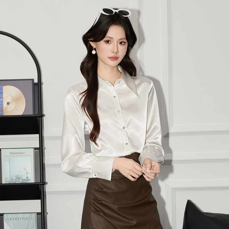 Simple and versatile pink shirt, women's 2025 autumn outfit, new design, niche temperament, casual long sleeved shirt Simple and versatile pink shirt, women's 2025 autumn outfit, new design, niche temperament, casual long sleeved shirt