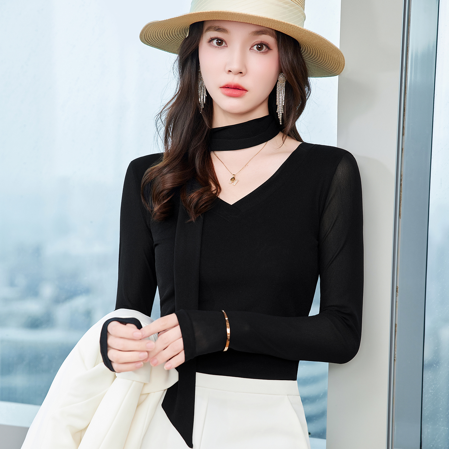 Slimming and slimming V-neck base shirt for women in the autumn of 2025, with a niche design and a goddess style interior top Slimming and slimming V-neck base shirt for women in the autumn of 2025, with a niche design and a goddess style interior top