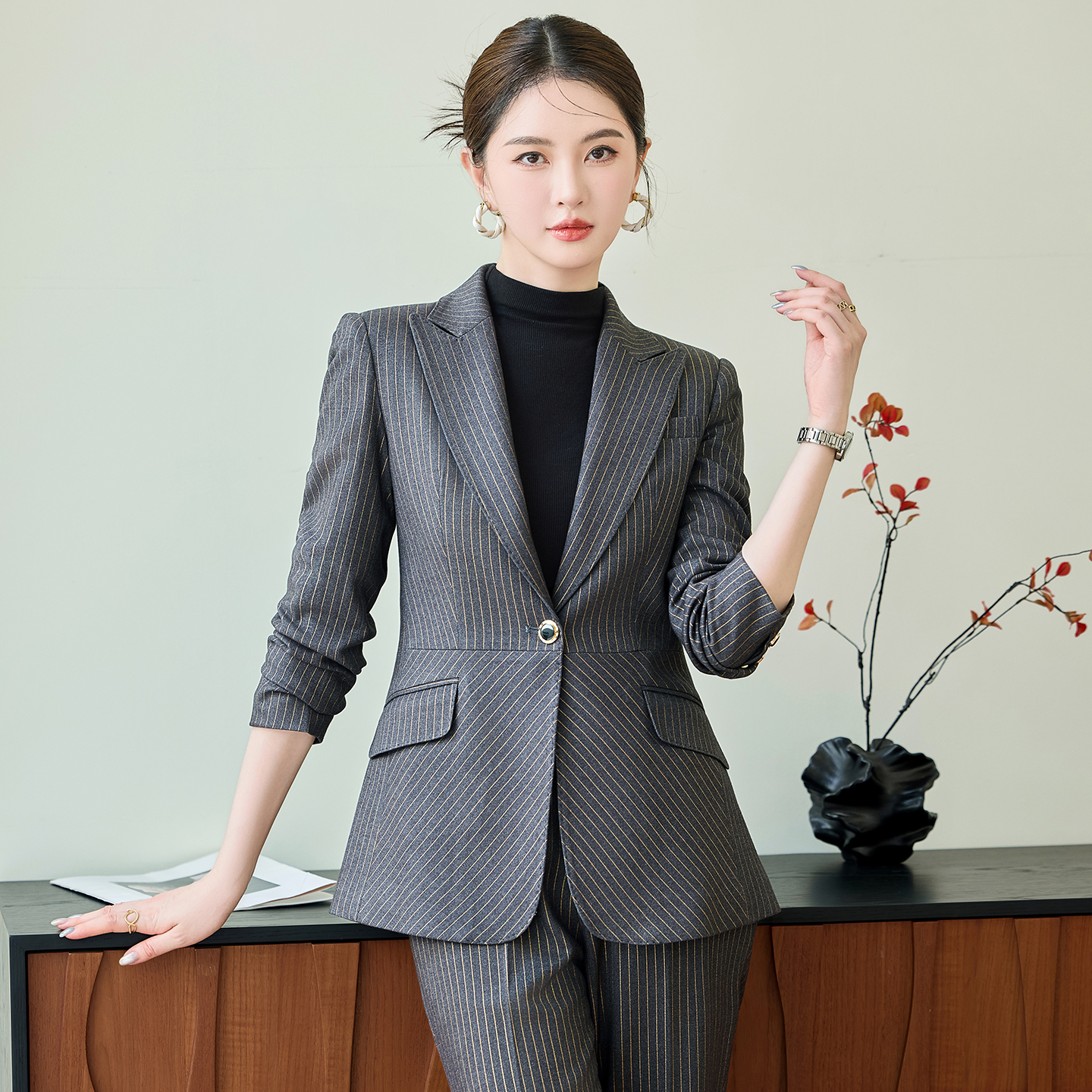 Temperament women's professional work clothes striped suit jacket 2025 autumn decoration one button commuting formal suit set Temperament women's professional work clothes striped suit jacket 2025 autumn decoration one button commuting formal suit set