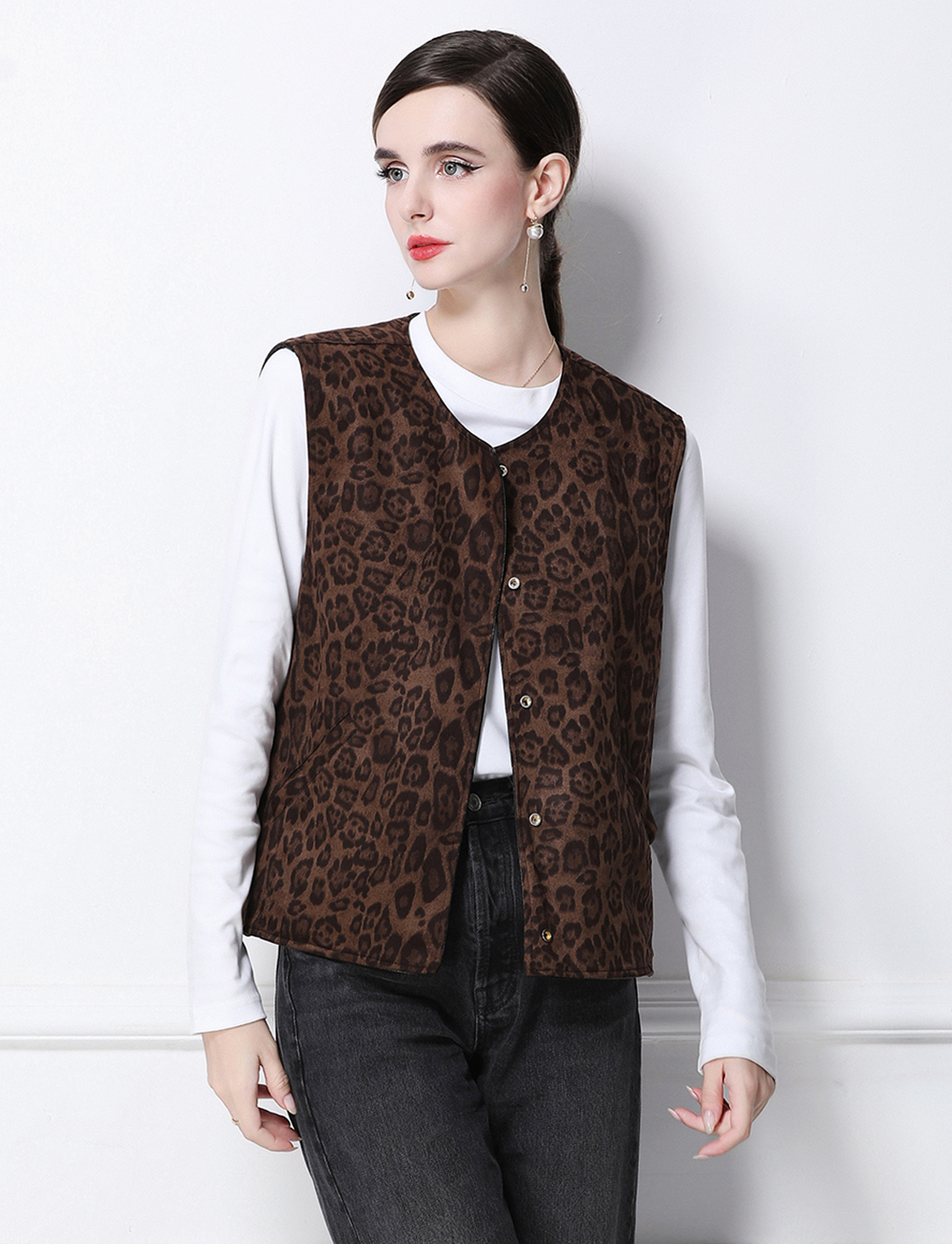 Realistic photo of retro PU leather double-sided wearable vest with leopard print vest for the European station Realistic photo of retro PU leather double-sided wearable vest with leopard print vest for the European station