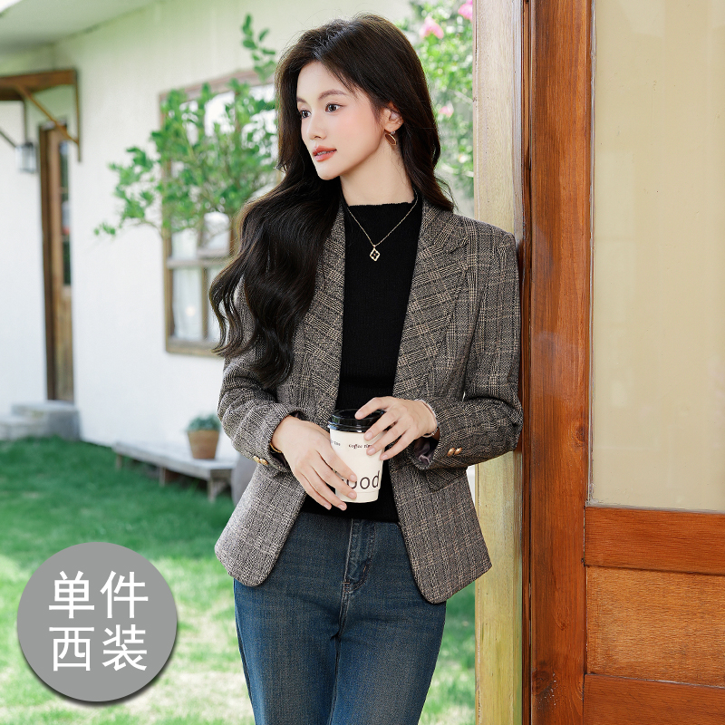 Checkered suit jacket for women 2025 early autumn new style, simple and capable temperament, retro commuting professional long sleeved small suit Checkered suit jacket for women 2025 early autumn new style, simple and capable temperament, retro commuting professional long sleeved small suit