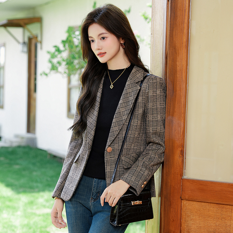 Checkered suit jacket for women 2025 early autumn new style, simple and capable temperament, retro commuting professional long sleeved small suit Checkered suit jacket for women 2025 early autumn new style, simple and capable temperament, retro commuting professional long sleeved small suit
