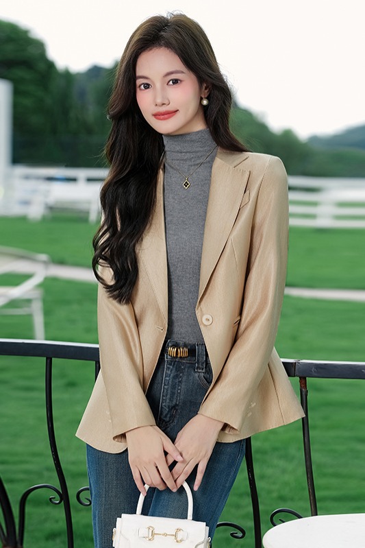 Fashionable and versatile long sleeved suit jacket for women in early autumn, with a niche design and a casual commuting professional suit Fashionable and versatile long sleeved suit jacket for women in early autumn, with a niche design and a casual commuting professional suit