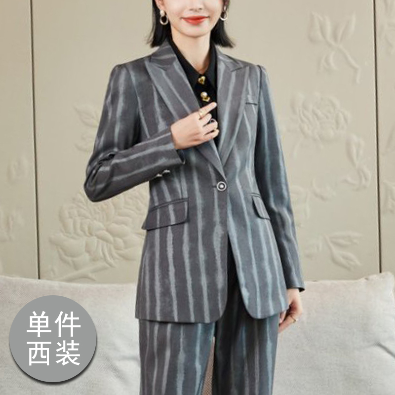Fashionable and minimalist striped suit jacket for women in autumn 2025, new slim fit temperament commuting professional suit top Fashionable and minimalist striped suit jacket for women in autumn 2025, new slim fit temperament commuting professional suit top