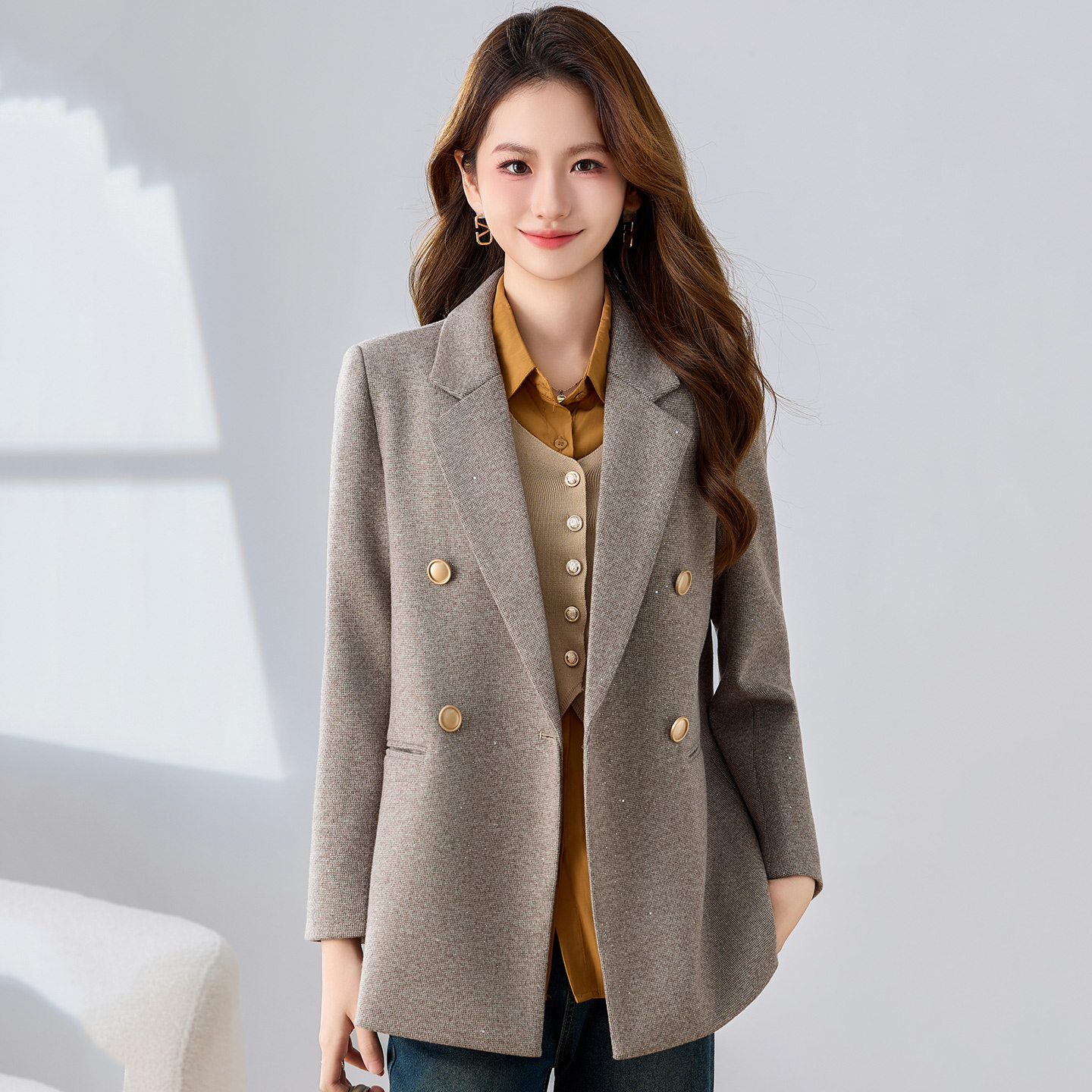 Fashionable and minimalist style suit jacket for women in early autumn 2025, with a niche and versatile design, professional long sleeved suit