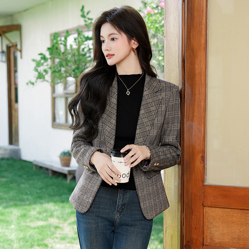 Checkered suit jacket for women 2025 early autumn new style, simple and capable temperament, retro commuting professional long sleeved small suit Checkered suit jacket for women 2025 early autumn new style, simple and capable temperament, retro commuting professional long sleeved small suit