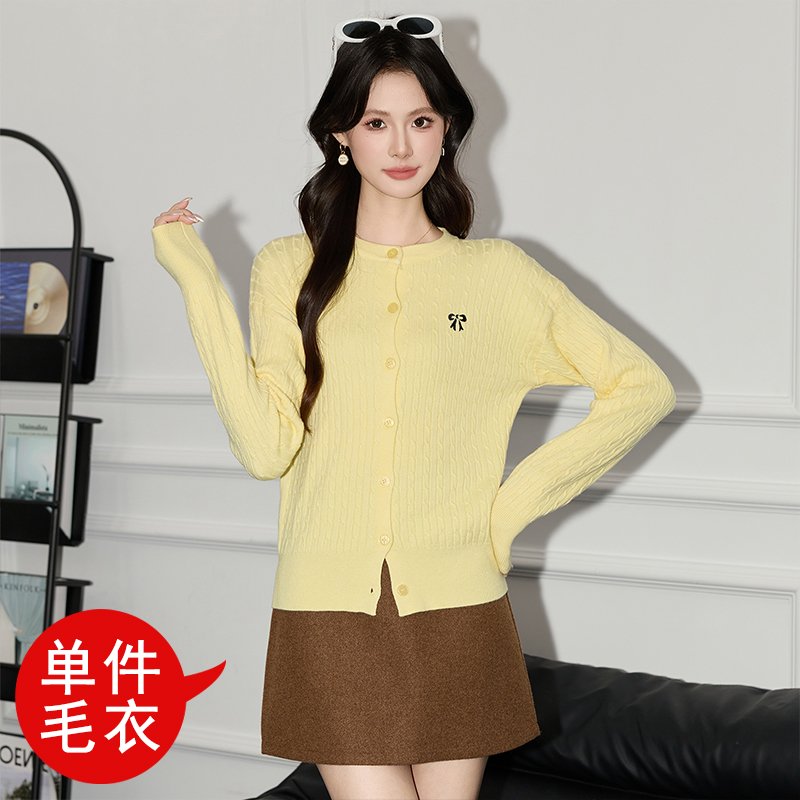 Fashionable and minimalist sweater, knitted sweater, women's long sleeved jacket, super beautiful and unique in early autumn 2025, perfect for wearing as an outerwear Fashionable and minimalist sweater, knitted sweater, women's long sleeved jacket, super beautiful and unique in early autumn 2025, perfect for wearing as an outerwear