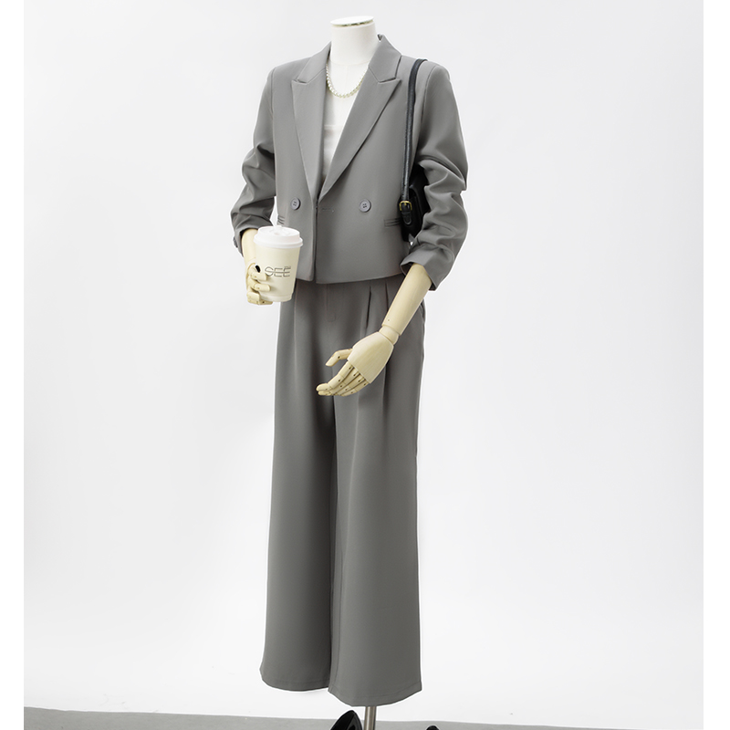 Design sense niche temperament short suit set for women 2025 early autumn new fashionable simple commuting professional suit
