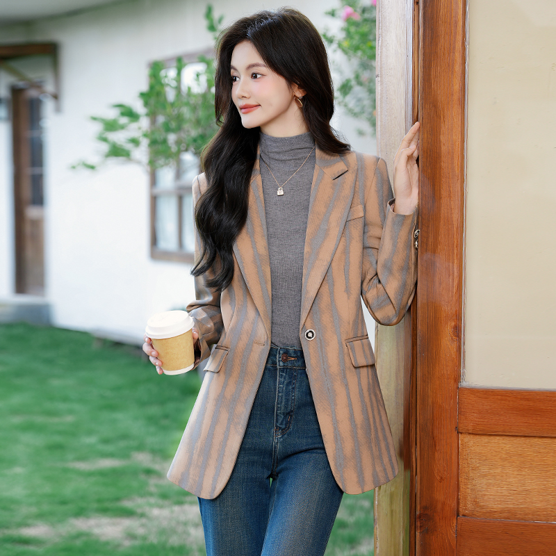 Fashionable and minimalist striped suit jacket for women in autumn 2025, new slim fit temperament commuting professional suit top