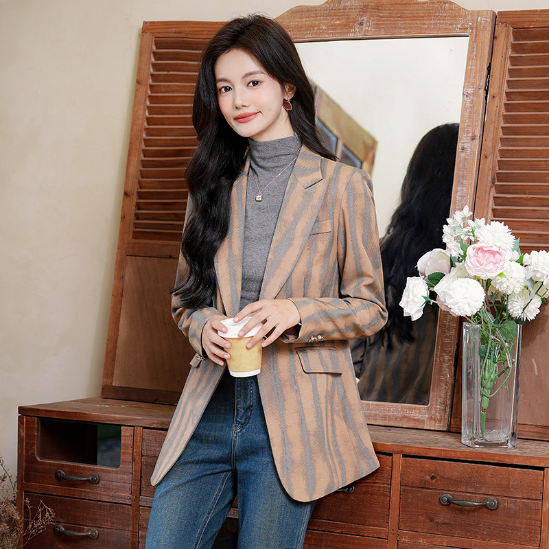 Fashionable and minimalist striped suit jacket for women in autumn 2025, new slim fit temperament commuting professional suit top Fashionable and minimalist striped suit jacket for women in autumn 2025, new slim fit temperament commuting professional suit top