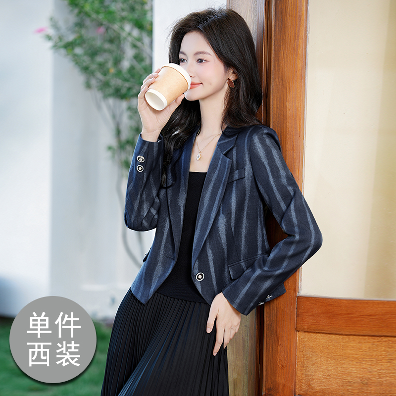 Short striped suit jacket for women in early autumn 2025, short and stylish, simple and versatile long sleeved suit Short striped suit jacket for women in early autumn 2025, short and stylish, simple and versatile long sleeved suit