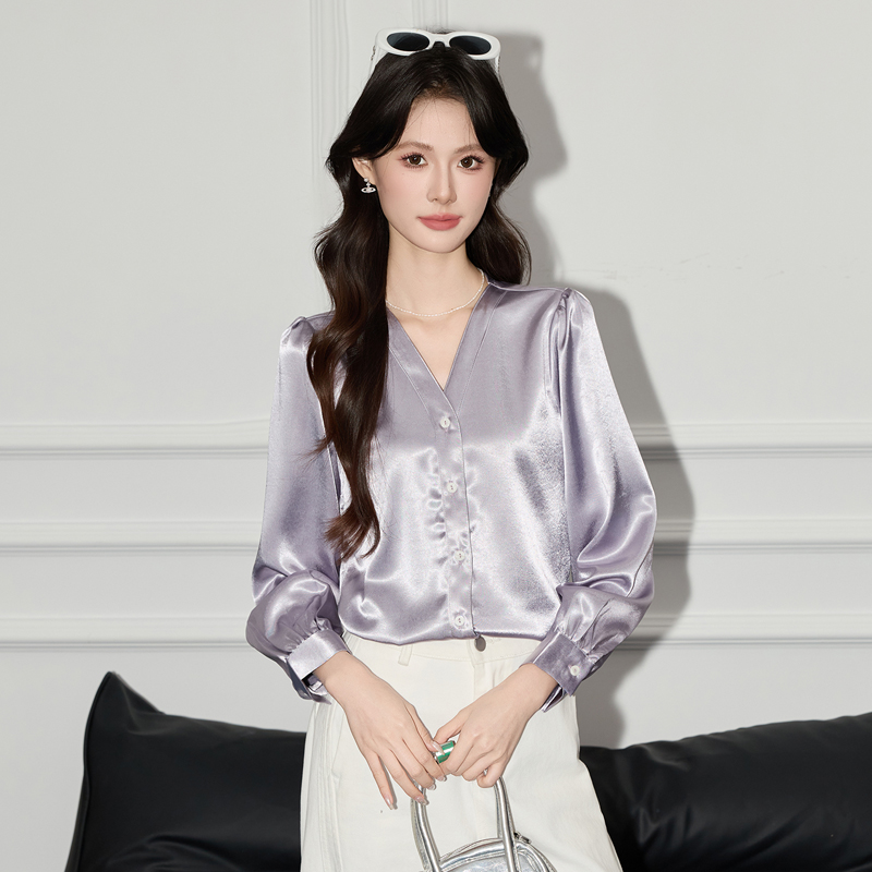 Advanced acetic acid satin purple shirt for women in early autumn 2025, new design with a niche temperament, V-neck shirt Advanced acetic acid satin purple shirt for women in early autumn 2025, new design with a niche temperament, V-neck shirt
