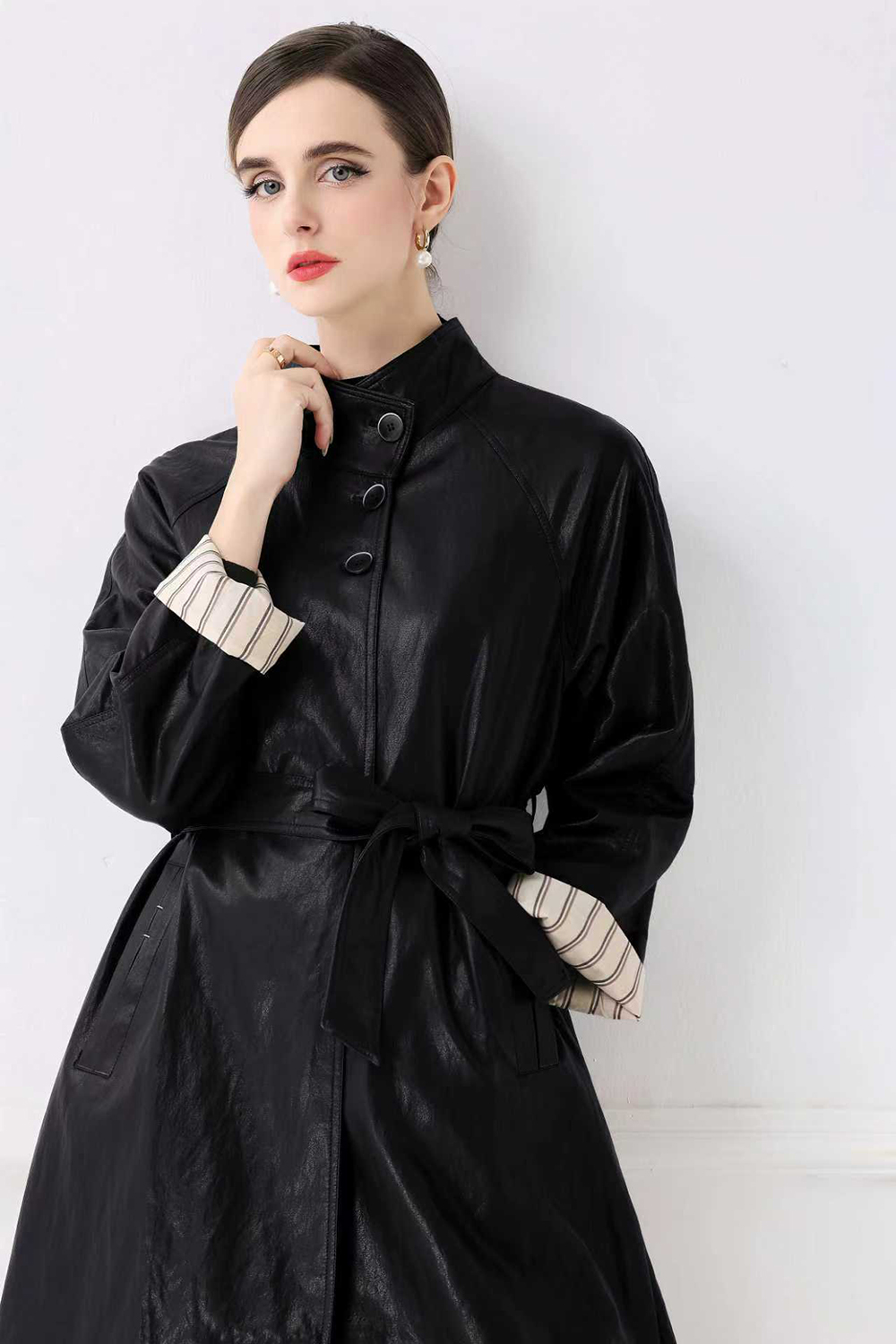 Realistic shooting of simple and cool PU leather windbreaker, retro leather jacket Realistic shooting of simple and cool PU leather windbreaker, retro leather jacket