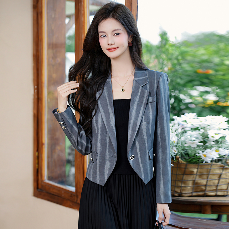 Short striped suit jacket for women in early autumn 2025, short and stylish, simple and versatile long sleeved suit Short striped suit jacket for women in early autumn 2025, short and stylish, simple and versatile long sleeved suit