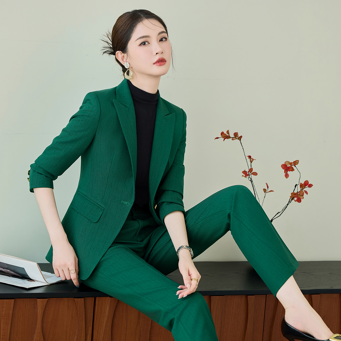 Advanced green striped suit set for women in early autumn 2025, slim fit, one button commuting formal suit, professional work uniform Advanced green striped suit set for women in early autumn 2025, slim fit, one button commuting formal suit, professional work uniform