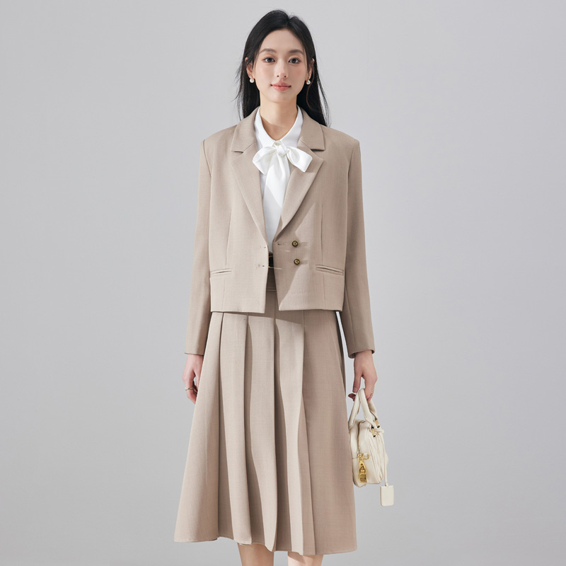 Short style suit for women in early autumn 2025, fashionable and simple temperament, goddess style commuting professional long sleeved suit Short style suit for women in early autumn 2025, fashionable and simple temperament, goddess style commuting professional long sleeved suit