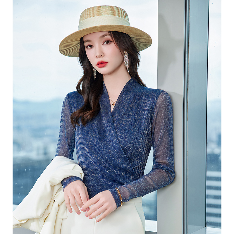 Design sense, niche temperament, V-neck T-shirt for women in early autumn 2025, new fashionable and stylish casual versatile commuting base shirt