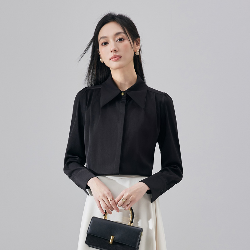 Casual and versatile black shirt for women in early autumn 2025, fashionable and simple temperament, goddess style commuting long sleeved shirt
