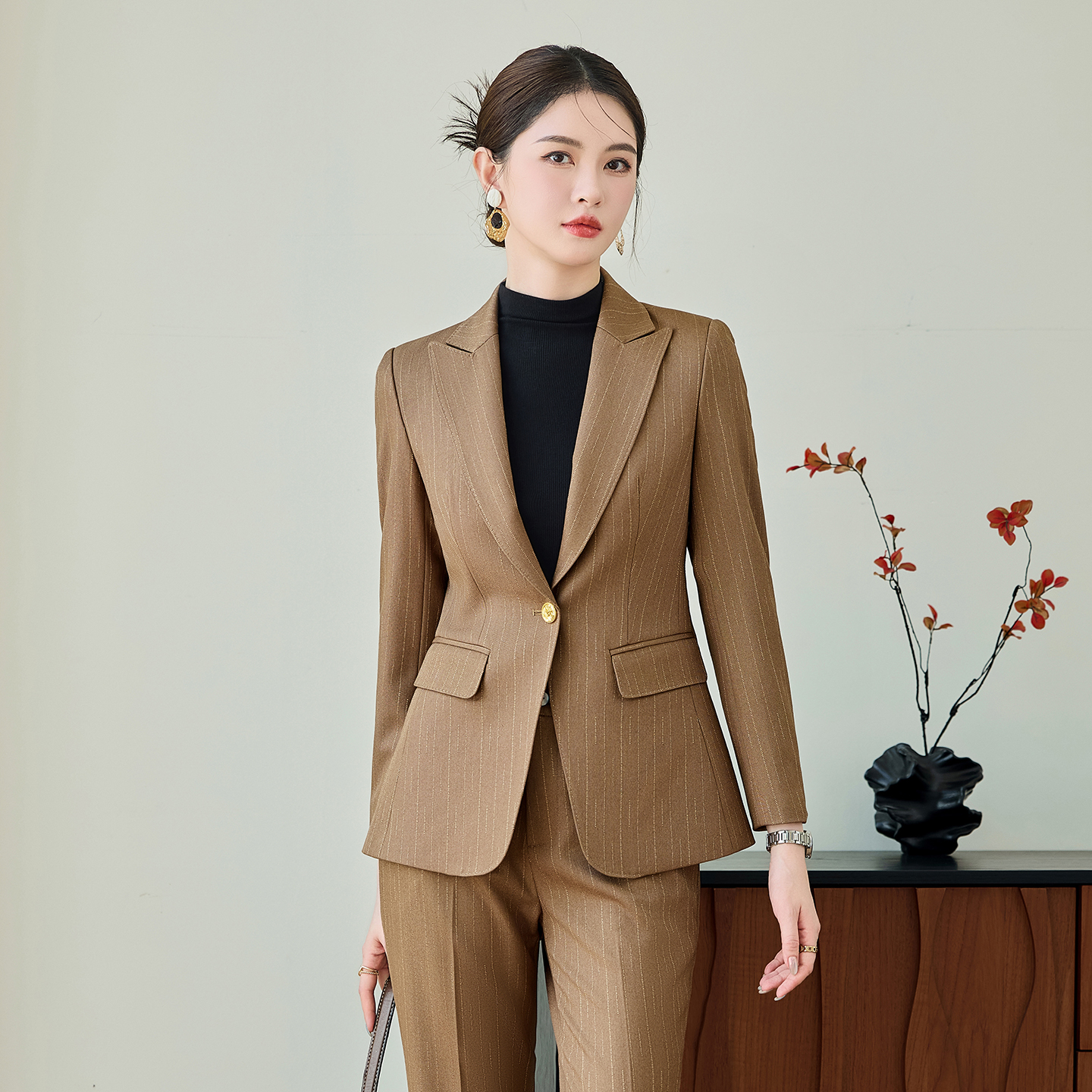 Advanced green striped suit set for women in early autumn 2025, slim fit, one button commuting formal suit, professional work uniform Advanced green striped suit set for women in early autumn 2025, slim fit, one button commuting formal suit, professional work uniform