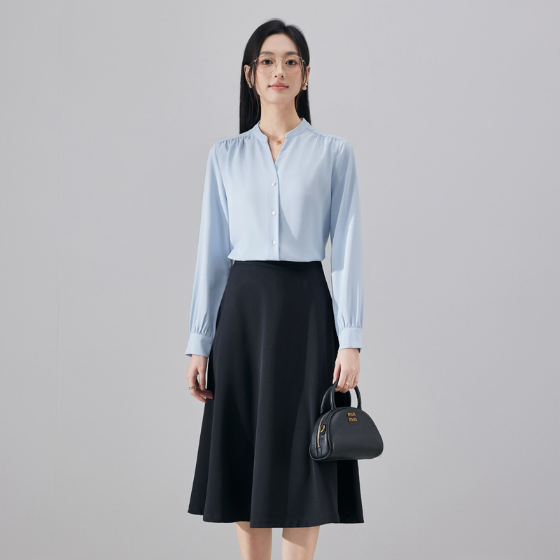 Fashionable and minimalist V-neck shirt, women's 2025 early autumn new design, niche temperament, versatile commuting shirt Fashionable and minimalist V-neck shirt, women's 2025 early autumn new design, niche temperament, versatile commuting shirt