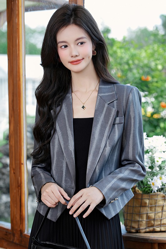 Short striped suit jacket for women in early autumn 2025, short and stylish, simple and versatile long sleeved suit Short striped suit jacket for women in early autumn 2025, short and stylish, simple and versatile long sleeved suit